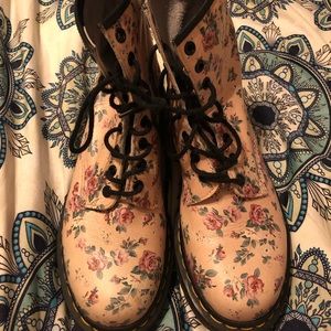 Pink Rose Dr Martens size 8 women’s 🌹